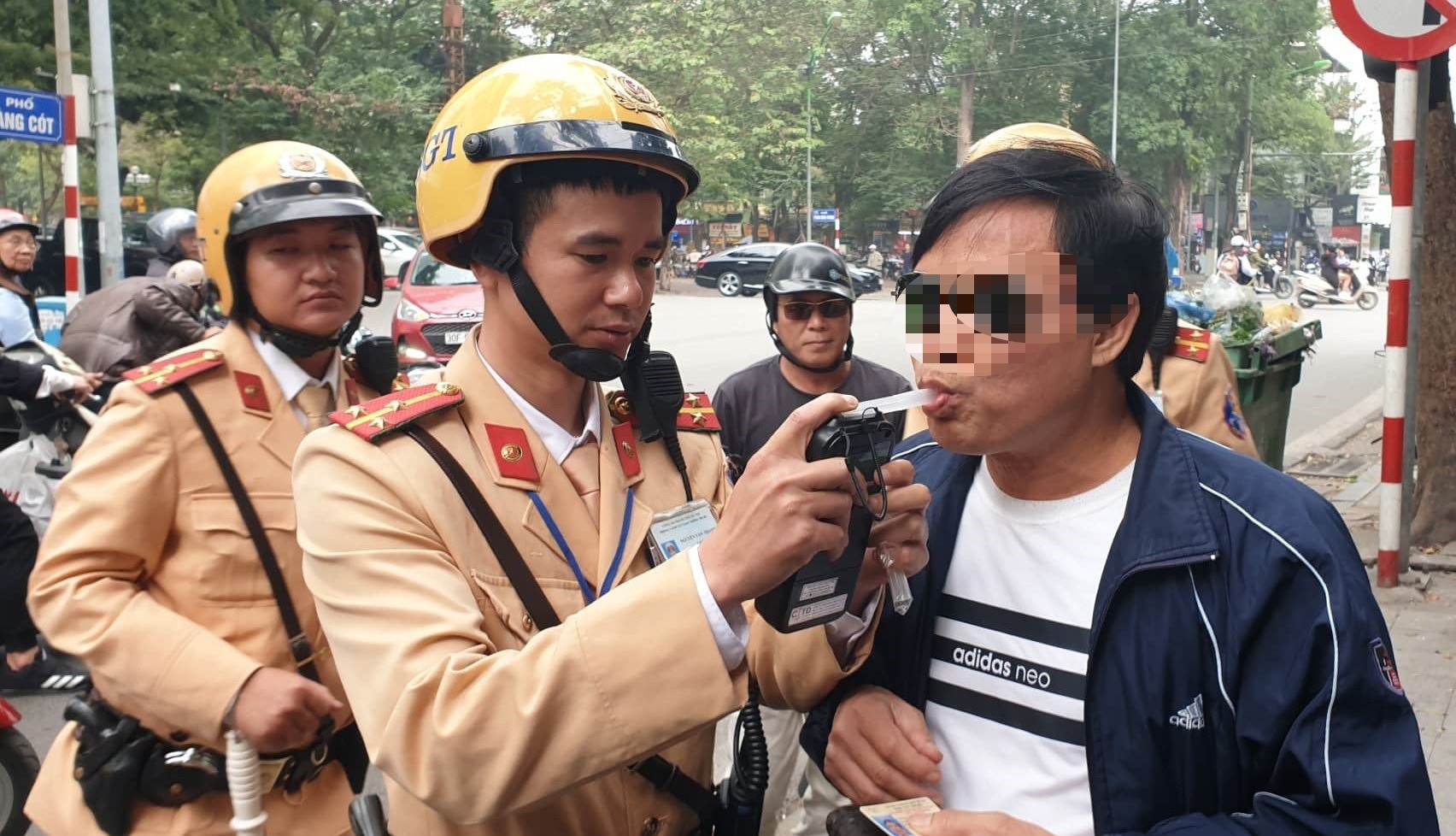 Phạt 7 triệu, tước bằng gần 2 năm v&amp;igrave; uống 2 ch&amp;eacute;n rượu rồi đi xe m&amp;aacute;y - 1