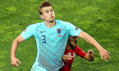 Ronaldo rủ De Ligt đến Juventus De Ligt trong trận đấu với Bồ Đào Nha. Ảnh: AP.