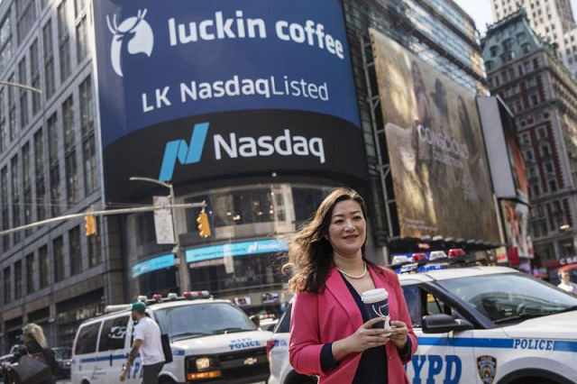 &amp;lsquo;Starbucks của Trung Quốc&amp;rsquo; Luckin Coffee sa thải cả CEO v&amp;agrave; COO sau b&amp;ecirc; bối ngụy tạo doanh thu - Ảnh 1.