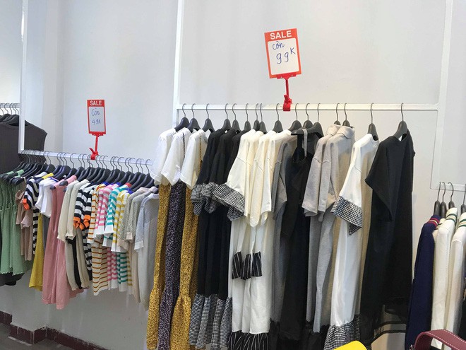 Sự thật về việc giảm gi&amp;aacute; l&amp;ecirc;n đến 70% tại c&amp;aacute;c cửa h&amp;agrave;ng thời trang - Ảnh 2.