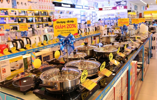 Dụng cụ nh&amp;amp;agrave; bếp trưng b&amp;amp;agrave;y trong cửa h&amp;amp;agrave;ng Điện m&amp;amp;aacute;y xanh.