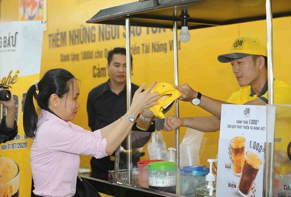 Thời khó khăn, các thương hiệu cao cấp 'xuống đường'