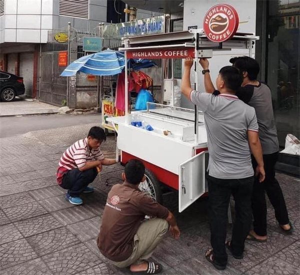 Thời khó khăn, các thương hiệu cao cấp 'xuống đường'