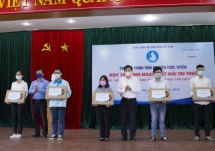 Trao ước mơ đến những sinh viên nghèo vùng tâm dịch COVID-19