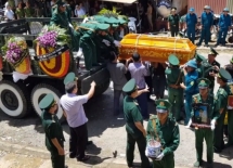 Cảm kích trước sự hy sinh anh dũng của Thiếu tá Vi Văn Nhất khi truy bắt bắt tội phạm ma túy