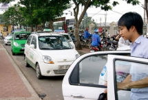 Taxi công nghệ vẫn phải gắn 'mào'