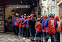 Quán ăn đông kín shipper xếp hàng lấy đồ ăn cho khách thời dịch corona