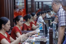 Phố vàng Hà thành ra sao khi giá vàng tăng vọt như 'tên lửa'?