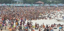 Hải Phòng :  Dòng người đổ về Đồ Sơn đông nghịt