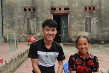 Bà Tân Vlog: Sau mỗi buổi quay clip vẫn đi cắt lúa thuê để kiếm tiền