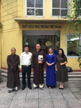 Đại đức Thích Minh Đạt và Đại đức Thích Chiếu Hiếu ủng hộ Quỹ Bảo trợ Trẻ em Việt Nam