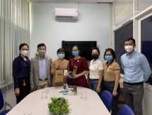 Tặng quà cho các y, bác sỹ bệnh viện Quận Thủ Đức tham gia công tác phòng chống dịch bệnh COVID-19