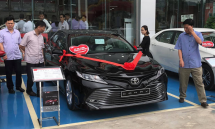 Toyota Camry 2019 về đại lý, chênh giá 100 triệu