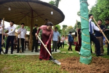 Chủ tịch QH Nguyễn Thị Kim Ngân dâng hương và trồng cây lưu niệm tại Khu di tích lịch sử Đền Hùng