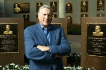 George Steinbrenner thay đổi cá tính mạnh mẽ và kiêu ngạo để thành công