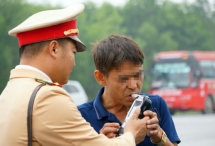 Buộc thôi việc công chức sách nhiễu, nhận tiền của người vi phạm