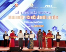 Ngân hàng TMCP Đông Nam Á (SeABank) nhận bằng khen “Doanh nghiệp tiêu biểu vì người lao động”