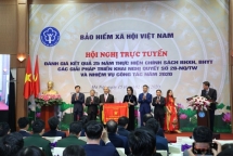 Thủ tướng Chính phủ trao tặng Cờ Thi đua của Chính phủ cho BHXH Việt Nam