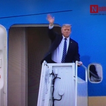 Ông Trump lên máy bay về nước