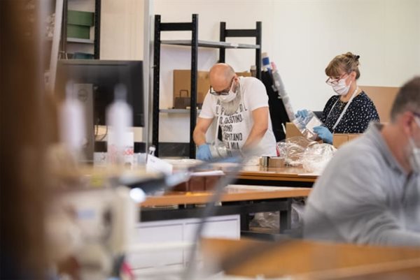 Thương hiệu xa xỉ góp sức chống dịch, tự cứu mình