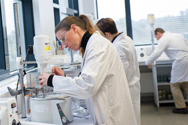 Thương hiệu xa xỉ góp sức chống dịch, tự cứu mình