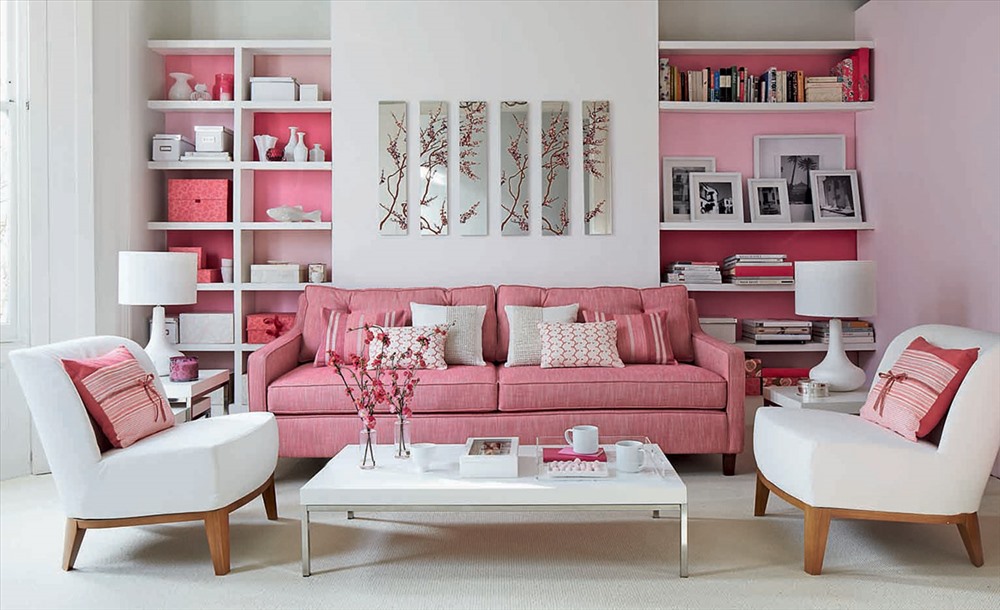 Ph&amp;ograve;ng kh&amp;aacute;ch thể hiện sở th&amp;iacute;ch của gia chủ với m&amp;agrave;u hồng. Ghế salon d&amp;agrave;i ở giữa ph&amp;ograve;ng kết hợp với hai kệ đứng hai b&amp;ecirc;n l&amp;agrave; sự ph&amp;acirc;n bổ sắc hồng hợp l&amp;yacute; đẹp mắt. Điều tuyệt vời cho thiết kế n&amp;agrave;y l&amp;agrave; bạn kh&amp;ocirc;ng cần phải mua một m&amp;oacute;n đồ nội thất chuy&amp;ecirc;n dụng n&amp;agrave;o cả. Chỉ cần chọn một ghế salon m&amp;agrave;u hồng v&amp;agrave; m&amp;agrave;u sơn hồng sơn v&amp;agrave;o c&amp;aacute;c khoảng trống giữa c&amp;aacute;c kệ c&amp;oacute; sẵn l&amp;agrave; đ&amp;atilde; tạo n&amp;ecirc;n một kh&amp;ocirc;ng gian tươi tắn xinh xắn cho ph&amp;ograve;ng kh&amp;aacute;ch của bạn.