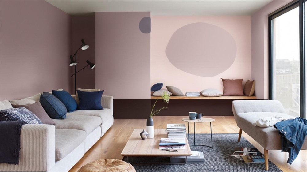 M&amp;agrave;u hồng của tường, m&amp;agrave;u xanh biển của gối tựa, m&amp;agrave;u trắng của trần nh&amp;agrave; v&amp;agrave; ghế sofa, c&amp;ugrave;ng m&amp;agrave;u gỗ của b&amp;agrave;n v&amp;agrave; s&amp;agrave;n nh&amp;agrave; đ&amp;atilde; tạo n&amp;ecirc;n kh&amp;ocirc;ng gian nhẹ nh&amp;agrave;ng v&amp;agrave; tinh tế cho ph&amp;ograve;ng kh&amp;aacute;ch.