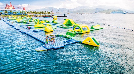Vịnh phao nổi lớn nhất thế giới được Vingroup đầu tư v&amp;agrave;o khu vui chơi giải tr&amp;iacute; VinWonders Nha Trang.