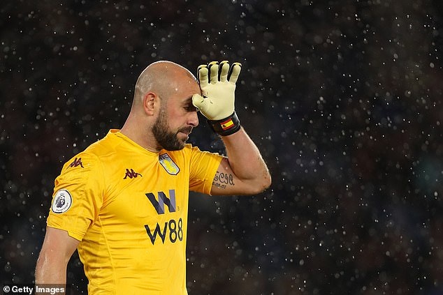 Trải nghiệm kinh ho&amp;agrave;ng của Pepe Reina khi mắc Covid-19 - 1