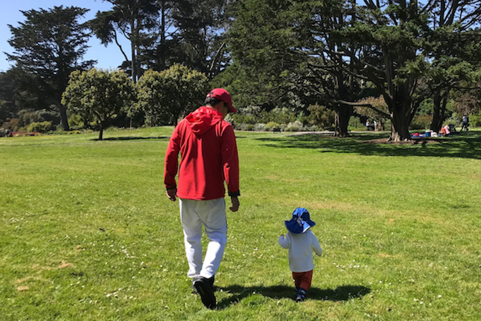 Triệu phú 34 tuổi chia sẻ năm lợi ích của việc nghỉ hưu sớm Sam Dogen đi dạo trong công viêc Golden Gate tại thành phố San Fancisco, Mỹ. Ảnh: CNBC. 