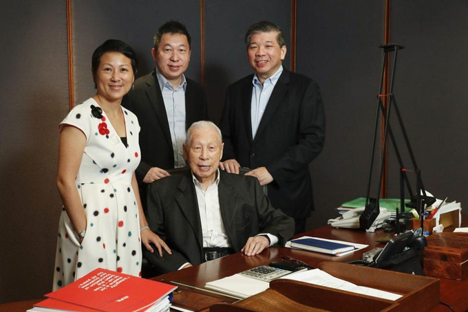 Tỷ ph&amp;amp;uacute; Chang Yun Chung (ngồi) c&amp;amp;ugrave;ng với 3 con (từ tr&amp;amp;aacute;i sang)&amp;amp;nbsp;Lisa Teo, Teo Choo Wee v&amp;amp;agrave; Teo Siong Seng. Ảnh: The Business Times.&amp;amp;nbsp;