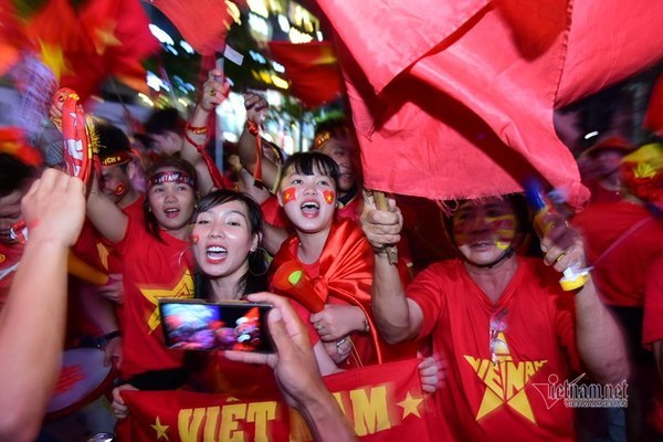 U22 Việt Nam thắng lịch sử, biển người h&ograve; khản cổ ở phố đi bộ S&agrave;i th&agrave;nh
