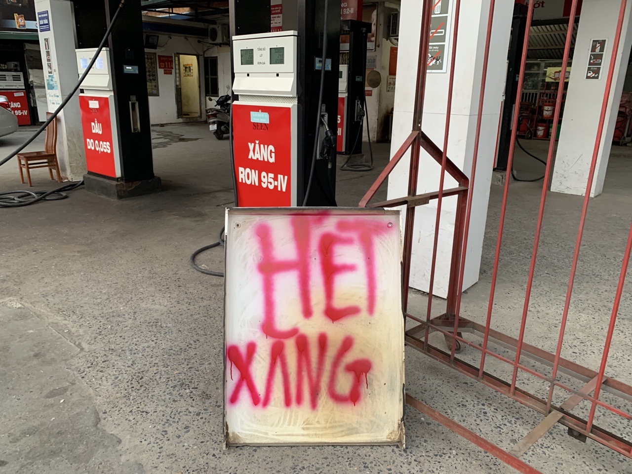 Xăng dầu thời kỳ &amp;ldquo;chưa từng c&amp;oacute;&amp;rdquo;, bất ngờ v&amp;igrave; cửa h&amp;agrave;ng treo biển b&amp;aacute;o hết - 1
