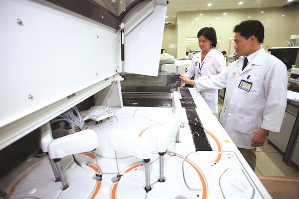 Thiết bị x&amp;amp;eacute;t nghiệm hiện đại ở Bệnh viện Triều An. Ảnh: Qu&amp;amp;yacute; Ho&amp;amp;agrave;