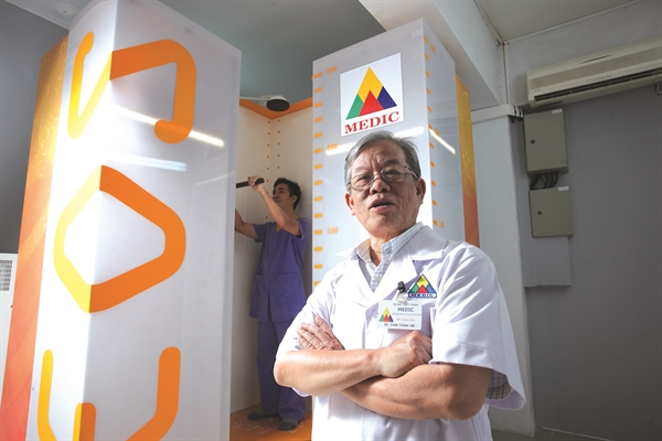 Hệ thống X-quang EOS chụp to&amp;amp;agrave;n th&amp;amp;acirc;n tư thế đứng của Medic. Ảnh: Thi&amp;amp;ecirc;n &amp;amp;Acirc;n