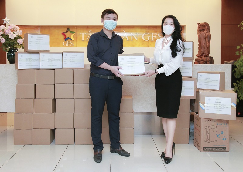 Ảnh minh họa(Ảnh: B&amp;agrave; Nguyễn Hồng Hạnh trao tặng th&amp;ugrave;ng thuốc v&amp;agrave; c&amp;aacute;c trang thiết bị ph&amp;ograve;ng, chống v&amp;agrave; điều trị bệnh SARS-CoV-2 tới CBNV Tập đo&amp;agrave;n GFS)