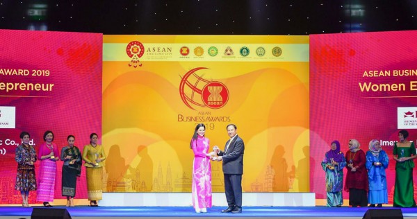 B&amp;agrave; L&amp;ecirc; Hồng Thủy Ti&amp;ecirc;n được ABA vinh danh &amp;ldquo;Nữ Doanh nh&amp;acirc;n ASEAN&amp;rdquo; v&amp;agrave;o th&amp;aacute;ng 11/2019. Ảnh: IPPG Group