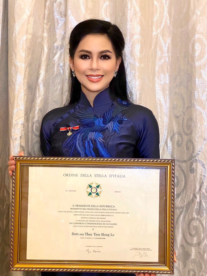 Doanh nh&amp;acirc;n L&amp;ecirc; Hồng Thủy Ti&amp;ecirc;n vinh dự nhận Hu&amp;acirc;n chương c&amp;ocirc;ng trạng - Tước hiệu Hiệp sĩ do Tổng thống Cộng h&amp;ograve;a &amp;Yacute; tặng. Ảnh: Đ&amp;igrave;nh Ph&amp;uacute;/ Thanhnien.vn