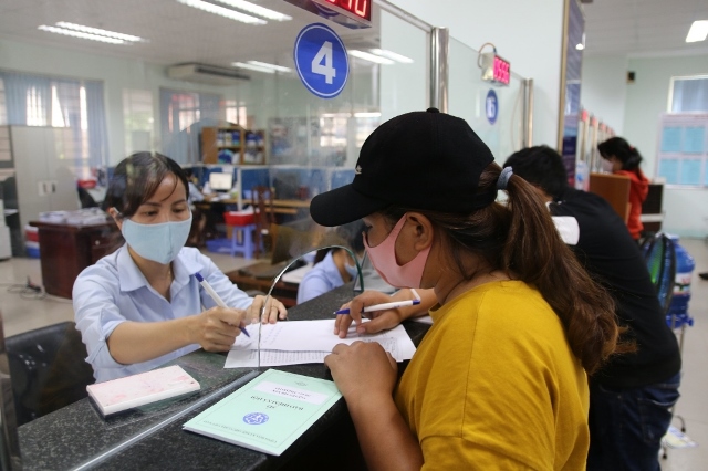 Người lao động được khuyến kh&amp;iacute;ch chi trả Bảo hiểm thất nghiệp th&amp;ocirc;ng qua t&amp;agrave;i khoản ng&amp;acirc;n h&amp;agrave;ng.