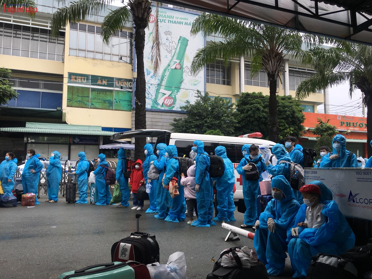 Gần 30 thai phụ ưu ti&amp;ecirc;n l&amp;agrave;m thủ tục trước khi l&amp;ecirc;n xe v&amp;agrave; được bố tr&amp;iacute; giường nằm ph&amp;iacute;a trước xe
