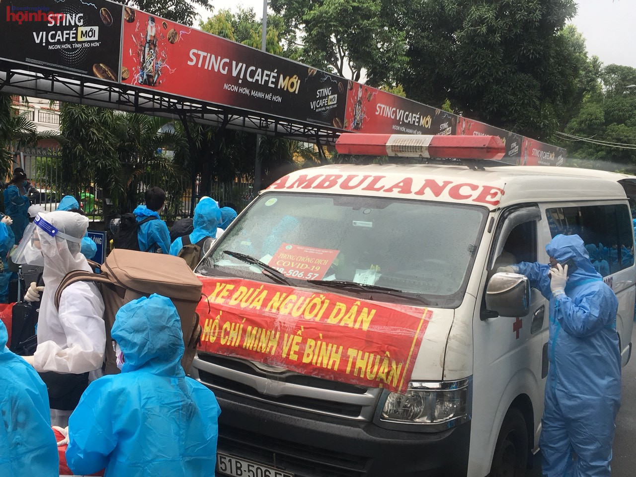 Xe của ng&amp;agrave;nh y tế đậu ngay trong khu vực l&amp;agrave;m thủ tục kiểm tra khai b&amp;aacute;o y tế.