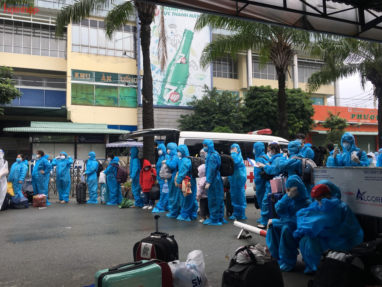 Một người phụ nữ &amp;ocirc;m con nhỏ v&amp;agrave;o l&amp;ograve;ng giữa l&amp;uacute;c s&amp;agrave;i g&amp;ograve;n đang mưa nhẹ, kế đ&amp;oacute; l&amp;agrave; một phụ nữa bật kh&amp;oacute;c khi được hỏi về cảm x&amp;uacute;c được trở về qu&amp;ecirc; nh&amp;agrave;.