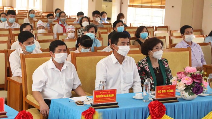 Ph&amp;oacute; Chủ tịch UBND tỉnh Ph&amp;uacute; Thọ- Hồ Đại Dũng c&amp;ugrave;ng c&amp;aacute;c đại biểu dự lễ khai mạc