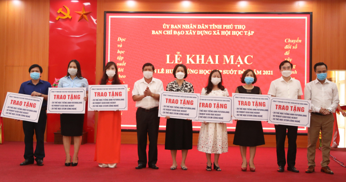 L&amp;atilde;nh đạo Sở Gi&amp;aacute;o dục v&amp;agrave; Đ&amp;agrave;o tạo Ph&amp;uacute; Thọ, đại diện C&amp;ocirc;ng ty TNHH Đầu tư v&amp;agrave; Ph&amp;aacute;t triển gi&amp;aacute;o dục H&amp;ugrave;ng Vương trao tặng c&amp;aacute;c sản phẩm hỗ trợ học Tiếng Anh, gi&amp;aacute;o dục STEM cho 7 trường học