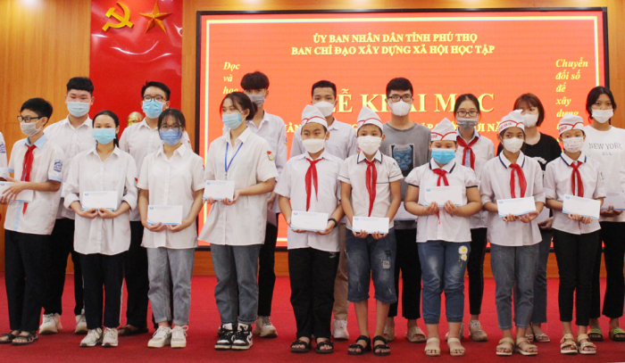 L&amp;atilde;nh đạo Sở Gi&amp;aacute;o dục v&amp;agrave; Đ&amp;agrave;o tạo Ph&amp;uacute; Thọ, đại diện C&amp;ocirc;ng ty TNHH Đầu tư v&amp;agrave; Ph&amp;aacute;t triển gi&amp;aacute;o dục H&amp;ugrave;ng Vương trao tặng c&amp;aacute;c sản phẩm hỗ trợ học Tiếng Anh, gi&amp;aacute;o dục STEM cho 20 em học sinh tr&amp;ecirc;n địa b&amp;agrave;n th&amp;agrave;nh phố Việt Tr&amp;igrave;