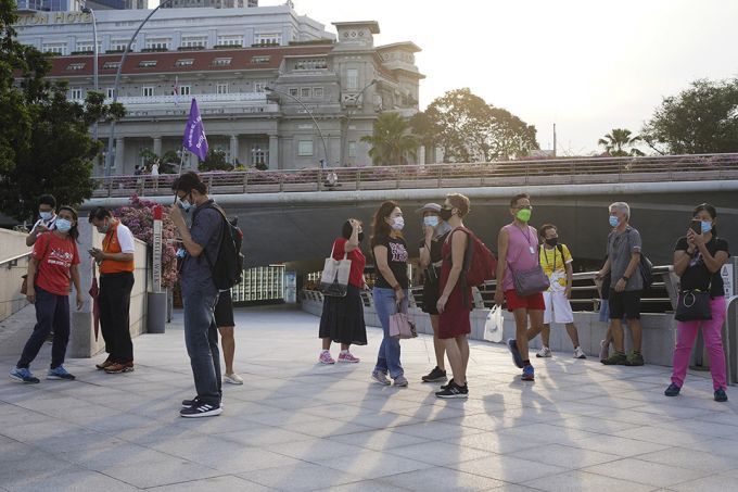 Mọi người đi bộ qua khu giải tr&amp;iacute; Kabukicho ở Tokyo v&amp;agrave;o đ&amp;ecirc;m đầu ti&amp;ecirc;n sau khi ch&amp;iacute;nh phủ dỡ bỏ t&amp;igrave;nh trạng khẩn cấp về virus coronavirus v&amp;agrave;o ng&amp;agrave;y 1 th&amp;aacute;ng 10. &amp;copy; AP