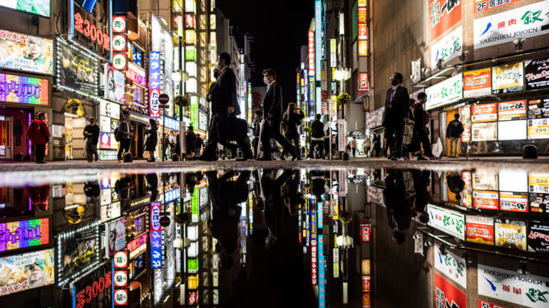 Mọi người đi bộ qua khu giải tr&amp;iacute; Kabukicho ở Tokyo v&amp;agrave;o đ&amp;ecirc;m đầu ti&amp;ecirc;n sau khi ch&amp;iacute;nh phủ dỡ bỏ t&amp;igrave;nh trạng khẩn cấp về virus coronavirus v&amp;agrave;o ng&amp;agrave;y 1 th&amp;aacute;ng 10. &amp;copy; AP