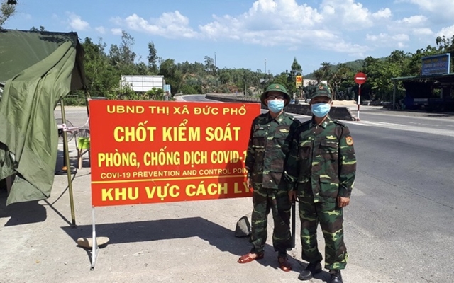 Cán bộ khi thực hiện nhiệm vụ tại chốt kiểm soát phải đầy đủ các biện pháp phòng hộ cá nhân và tăng cường công tác khử khuẩn Cán bộ khi thực hiện nhiệm vụ tại chốt kiểm soát phải đầy đủ các biện pháp phòng hộ cá nhân và tăng cường công tác khử khuẩn