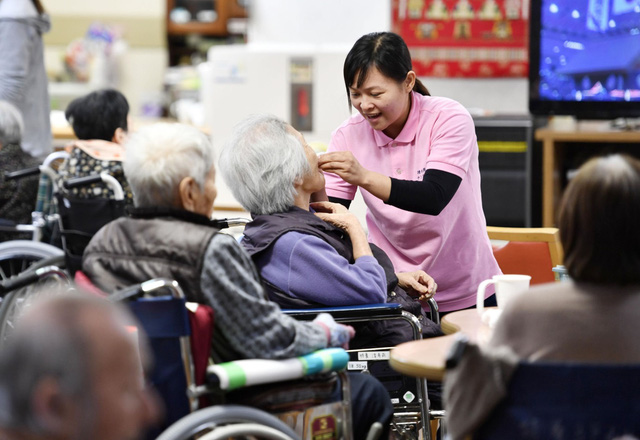 Điều dưỡng vi&amp;ecirc;n hỗ trợ người cao tuổi tại Nhật Bản. Ảnh minh hoạ: japantimes.co.jp