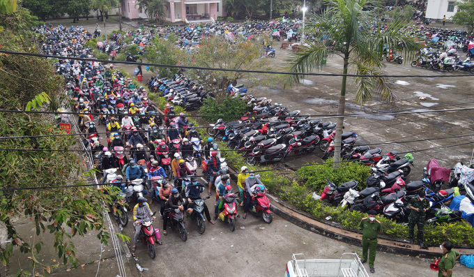 Người về Ki&amp;ecirc;n Giang được tập trung tại cửa ng&amp;otilde; ở huyện T&amp;acirc;n Hiệp, sau đ&amp;oacute; được đưa về c&amp;aacute;c địa phương, trưa 3/10. Ảnh: Nguyễn Phương
